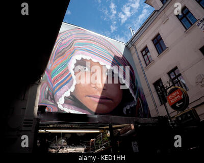 Un murale sulla parete cafe a Budapest. Ungheria. Foto Stock