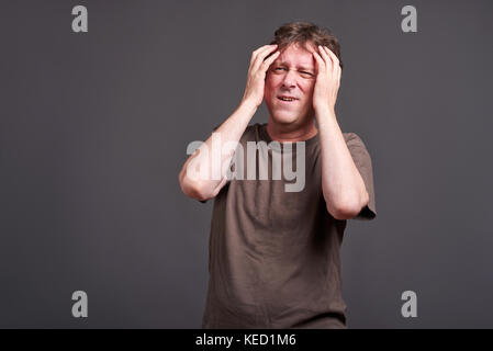 Un Medioevo l'uomo con un mal di testa Foto Stock