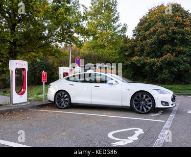 Tesla Model S essendo caricato in corrispondenza di una stazione di benzina in Baviera, Germania Meridionale, ottobre 2017 Foto Stock