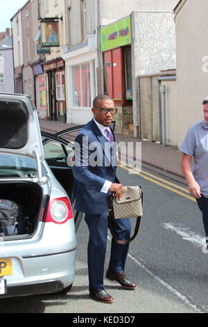 Ashley Walters arrivando a Holyhead MAGISTRATES COURT caricato con possesso di droga dopo essere stato arrestato all aeroporto di Anglesey nel Galles Foto Stock