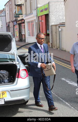 Ashley Walters arrivando a Holyhead MAGISTRATES COURT caricato con possesso di droga dopo essere stato arrestato all aeroporto di Anglesey nel Galles Foto Stock