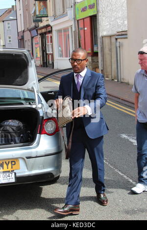 Ashley Walters arrivando a Holyhead MAGISTRATES COURT caricato con possesso di droga dopo essere stato arrestato all aeroporto di Anglesey nel Galles Foto Stock