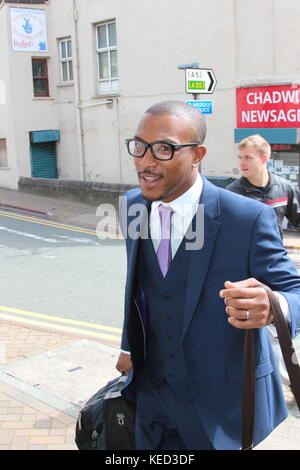 Ashley Walters arrivando a Holyhead MAGISTRATES COURT caricato con possesso di droga dopo essere stato arrestato all aeroporto di Anglesey nel Galles Foto Stock