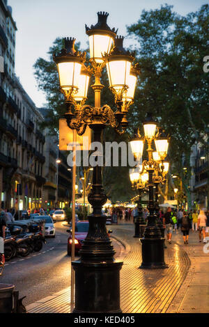 Ornati in lampade stradali adornano Las Ramblas strada pedonale, Barcelona, Spagna. Foto Stock