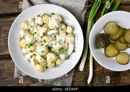 Alimentazione naturale in casa insalata di patate con uova e cipolla verde, dressing di yogurt. stile country. vista superiore Foto Stock