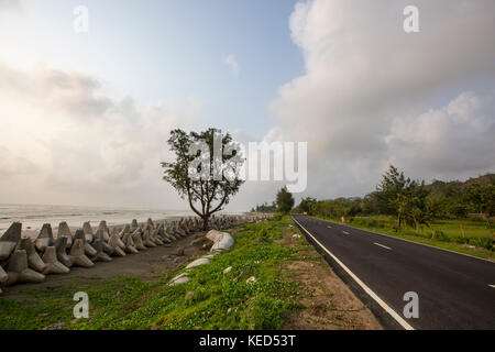 Il marine drive road a inani in ukhia di Cox's Bazar. Cox's Bazar-tekhnaf marine drive è un 80-chilometro-lungo la strada da Cox's Bazar di teknaf lungo Foto Stock