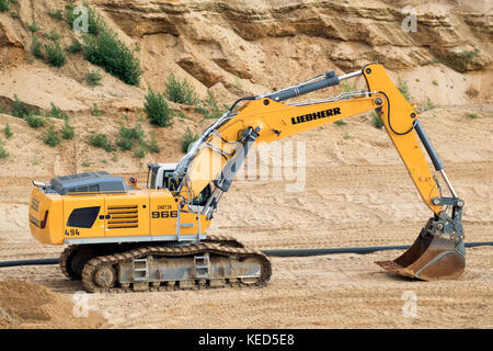 GARZWEILER, GERMANIA - 2 LUGLIO 2017: Escavatore cingolato Liebherr R-966 nella miniera a cielo aperto Garzweiler utilizzata per il movimento terra e l'estrazione in cava. Foto Stock