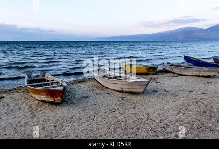 Immagine di un lago di Ohrid,wiew da Pogradec città , Albania Foto Stock