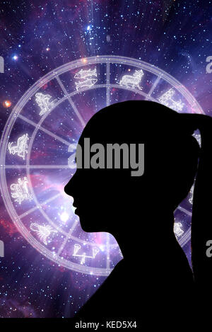 Ragazza silhouette e grafico di astrologia con segni zodiacali, oroscopo personale concetto Foto Stock