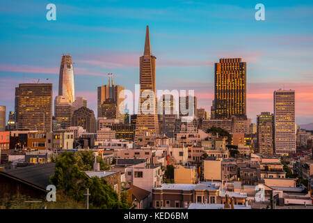 Skyline del centro al tramonto, San Francisco, California, Stati Uniti d'America Foto Stock