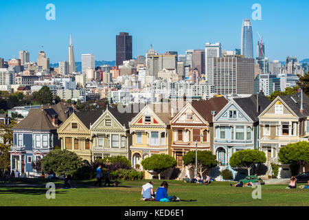 Alamo Square con la famosa Painted Ladies Vittoriano e case in stile edoardiano, San Francisco, California, Stati Uniti d'America Foto Stock