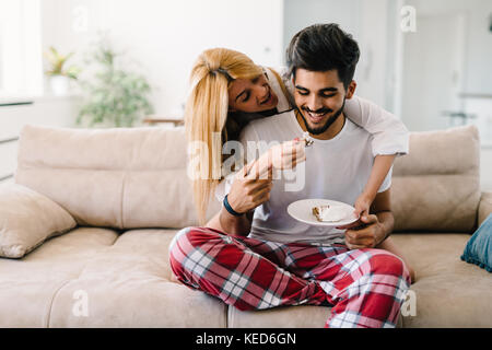 Carino giovane allegro paio di trascorrere del tempo a casa Foto Stock