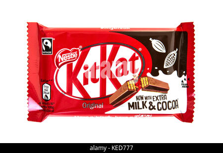 SWINDON, Regno Unito - 18 ottobre 2017: Nestlé Kit Kat barra di cioccolato su un bakground bianco Foto Stock