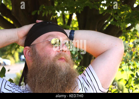 Mann mit langem Bart und Sonnenbrille, Ritratto Foto Stock