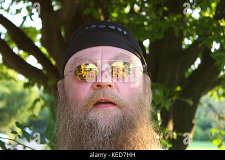 Mann mit langem Bart und Sonnenbrille, Ritratto Foto Stock