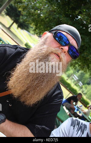 Mann mit langem Bart und Sonnenbrille, Ritratto Foto Stock