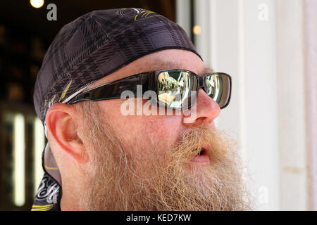 Mann mit langem Bart und Sonnenbrille , lächelt, Ritratto Foto Stock