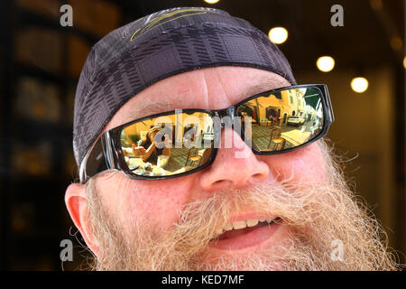 Mann mit langem Bart und Sonnenbrille , lächelt, Ritratto Foto Stock