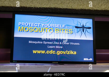 Miami Florida,mia,Miami International Airport,terminal,informazioni,Health warning,display digitale,Zika,prevenzione,zanzara morsi,FL170628006 Foto Stock