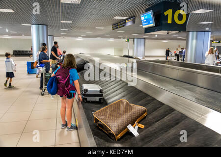 Lisbona Portogallo,Aeroporto Humberto Delgado,LIS,Aeroporto Portela,ritiro bagagli,carosello,bagagli,passeggeri passeggeri motociclisti,ragazze ragazze,kid ki femminile Foto Stock