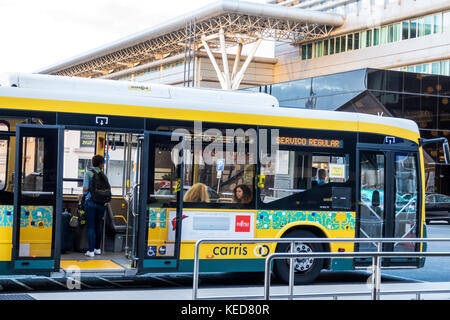 Lisbona Portogallo,Aeroporto Humberto Delgado,LIS,Aeroporto Portela,trasporto a terra,Carris,trasporto pubblico,autobus,fermata,passeggeri passeggeri motociclisti,Hi Foto Stock