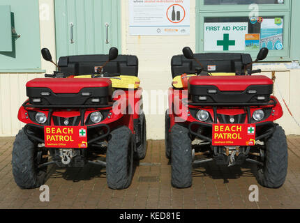 Beach patrol quad bikes presso il lungomare ufficio / Posti di primo soccorso, Brighton East Sussex, England, Regno Unito Foto Stock
