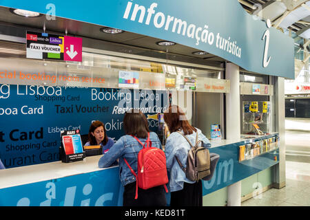 Lisbona Portogallo,Aeroporto Humberto Delgado,LIS,Aeroporto Portela,terminal,informazioni turistiche,sportello,scrivania,donna donne,agente,aiuto,aiuto,ispanico, Foto Stock