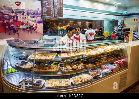 Lisbona Portogallo,Metropolitano de Lisboa,metro,metropolitana,stazione di Saldanha,Buondi caffe,caffe',caffe',chiosco,banco,pasticceria,adulte adulte donna donne Foto Stock