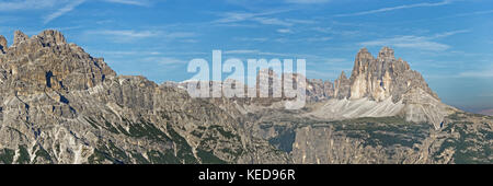 Vista panoramica fronte nord delle Tre Cime di Lavaredo, sesto dolomite, alto adige, italia, europa Foto Stock