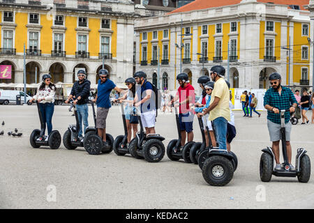 Lisbona Portogallo,Baixa Pombalina,Terreiro do Paco,Praca do Comercio,Piazza del Commercio,plaza,Segway,visita guidata,uomo uomo uomo maschio,donna donna donna femmina,ispanico,i Foto Stock