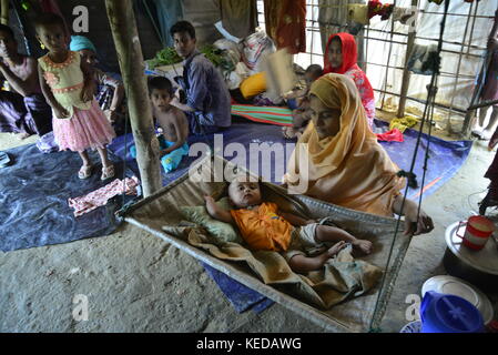 Una famiglia di rohingya mamber si siede nella casa Fortuna al unchiprang campo di fortuna in Cox bazar, Bangladesh, il 07 ottobre 2017. secondo la Foto Stock