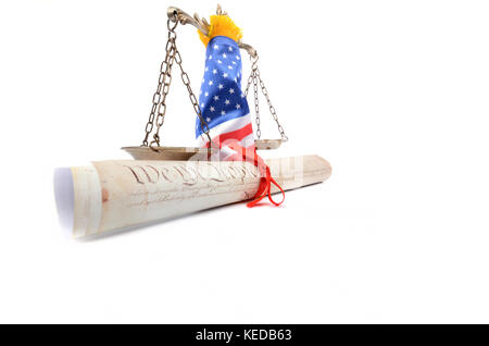 Scale di giustizia arrotolato con bandiera americana, il diritto e la giustizia del concetto. Foto Stock