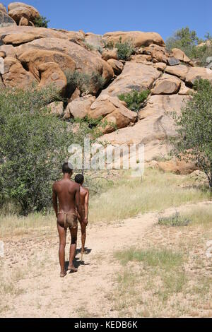 San Buschmänner persone in Namibia - Volksstamm - cercando di cacciare Foto Stock