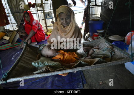 Una famiglia di rohingya mamber si siede nella casa Fortuna al unchiprang campo di fortuna in Cox bazar, Bangladesh, il 07 ottobre 2017. secondo la Foto Stock