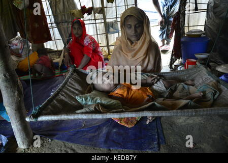 Una famiglia di rohingya mamber si siede nella casa Fortuna al unchiprang campo di fortuna in Cox bazar, Bangladesh, il 07 ottobre 2017. secondo la Foto Stock