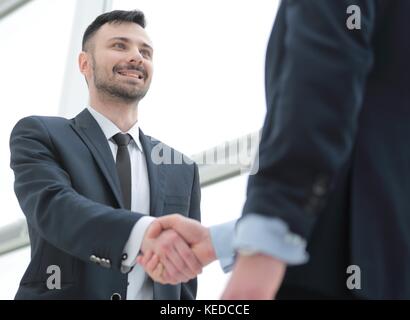 Stretta di mano del business partner dopo un favorevole accordo commerciale Foto Stock