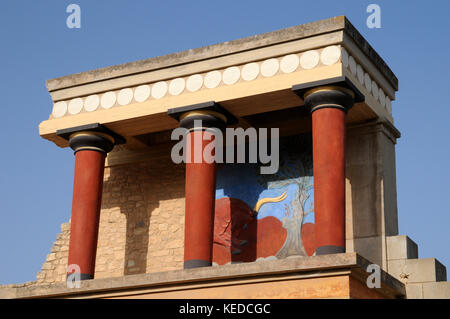 Ripristinate le colonne e fresco presso il palazzo minoico di Cnosso a Creta. Questo è noto come il bastione del Bull, dopo l'affresco dietro le colonne. Foto Stock
