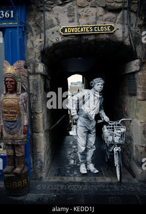 Edimburgo, Scozia. Royal Mile. street performer lavorando come una statua vivente. Foto Stock