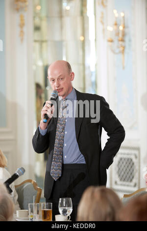 Harry Mount Oldie pranzo letterario 17-10-17, Giles Legno e Maria Killen sul diario di due niente Tom Fort sul villaggio News: La verità dietro Engl Foto Stock