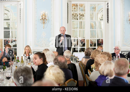 Harry Mount Oldie pranzo letterario 17-10-17, Giles Legno e Maria Killen sul diario di due niente Tom Fort sul villaggio News: La verità dietro Engl Foto Stock