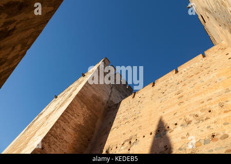 Granada, Spagna: il palazzo Alhambra e fortezza. plaza de armas alla alcazaba fortezza. Le due torri, la torre del homenaje e torre quebrada, serv Foto Stock