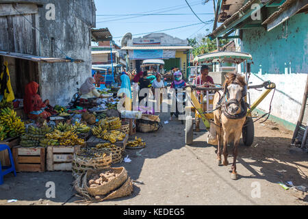 Lombok, Indonesia - 23 Agosto 2017 - tradizionale mercato mattutino Indonesiano sull'isola di Lombok, Indonesia. Foto Stock