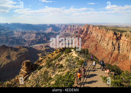 I turisti in zona di osservazione sul bordo sud del Grand Canyon è in grado di vedere il fiume Colorado in seguito. Foto Stock