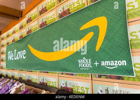 Amazon e Whole Foods segno su Cupertino Whole Foods Market Store Foto Stock