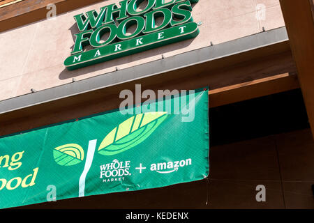 Amazon e Whole Foods segno su Cupertino Whole Foods store Foto Stock