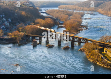 Harpers Ferry. Treno Amtrak 29, il tappo, la westbound Capitol limitata a Potomac ponte ferroviario, in attesa di entrare di Harper stazione dei traghetti. Foto Stock