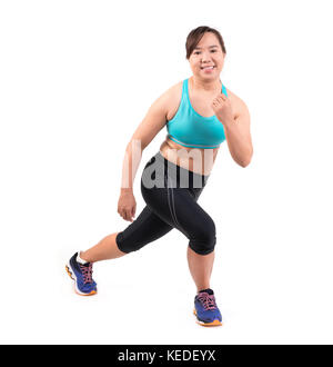 Chubby donna fitness facendo su sfondo bianco Foto Stock