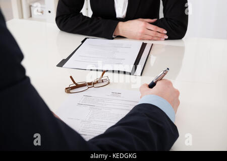 Close-up di commercianti tenendo la penna sul riprendere in office Foto Stock
