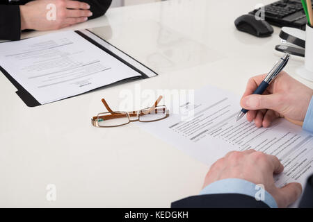 Close-up di commercianti tenendo la penna sul riprendere in office Foto Stock