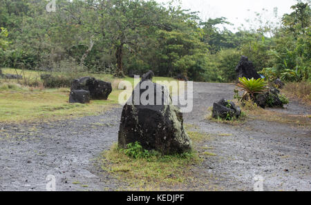 Massi di roccia vulcanica a sinistra dietro a Arenal volcana da precedenti eruzioni e la fortuna, Costa Rica Foto Stock
